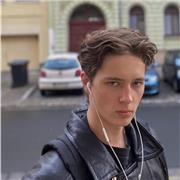 Junger Mathe-Nachhilfelehrer der Kinder aller Altersgruppen unterstützt